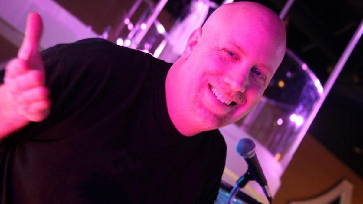 Retro DJ Travis Bell