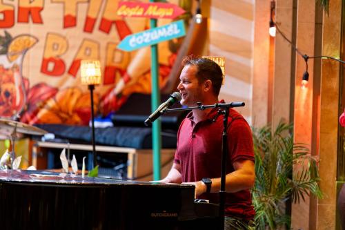 Dueling Piano Bar with Brian Wilk and Brad Heron No. 2